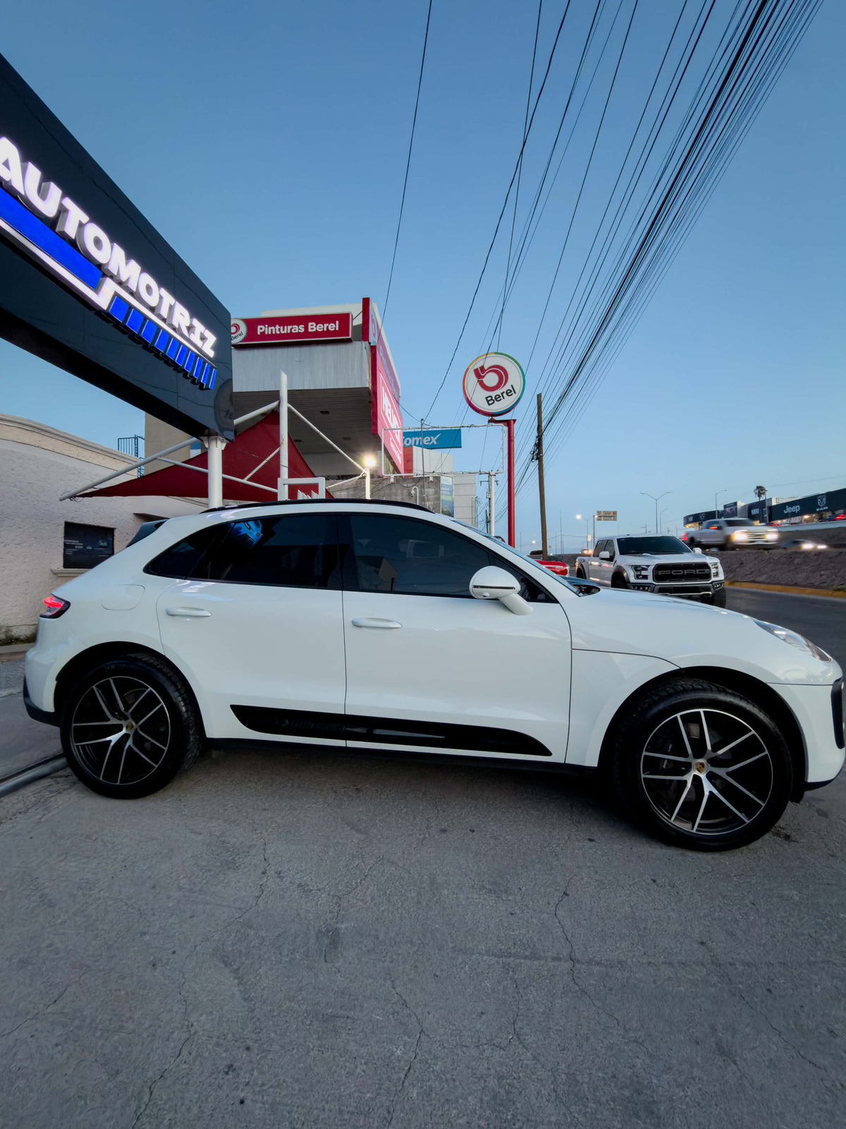 PORSCHE MACAN