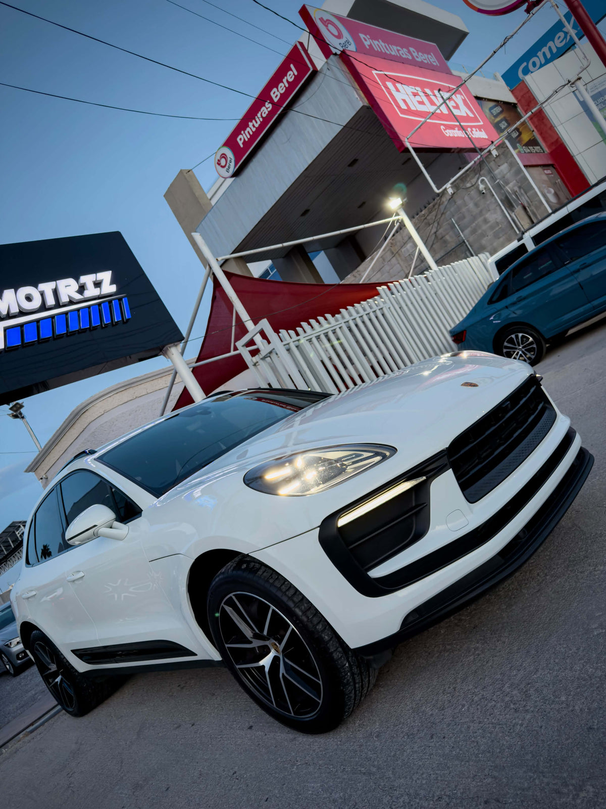 PORSCHE MACAN