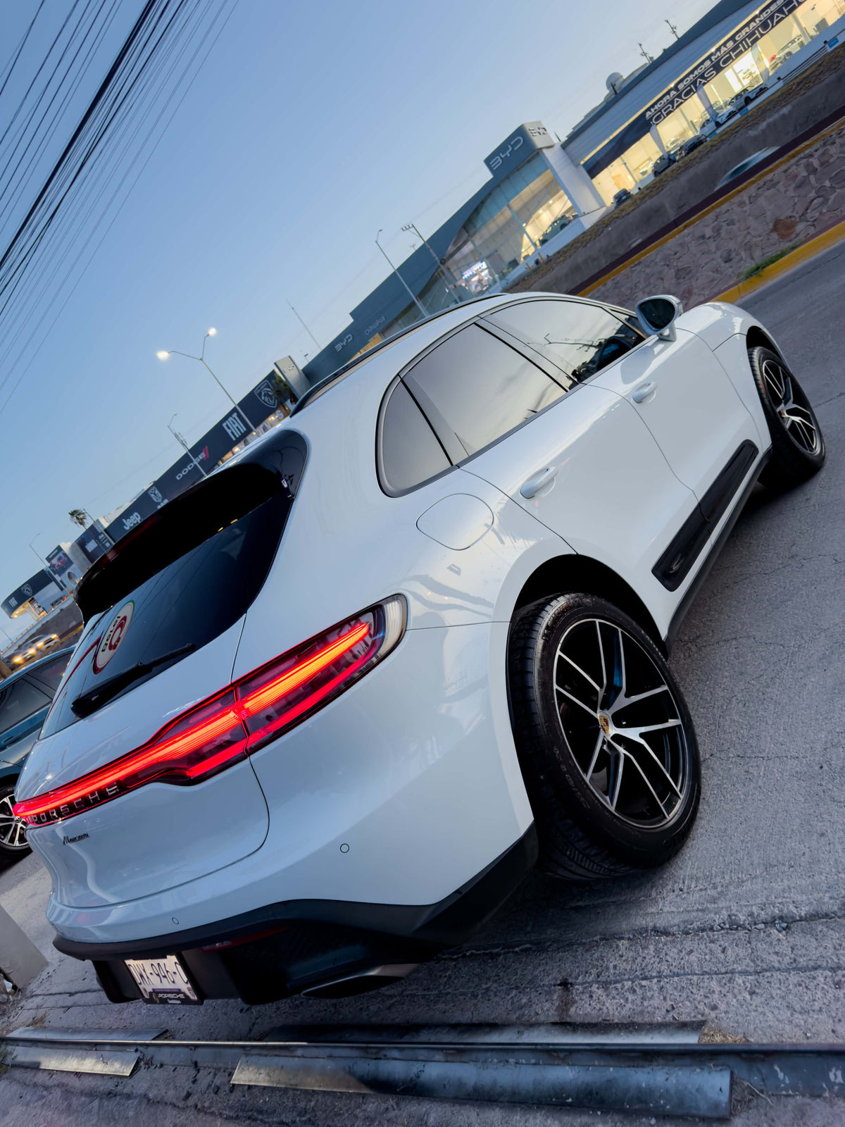 PORSCHE MACAN