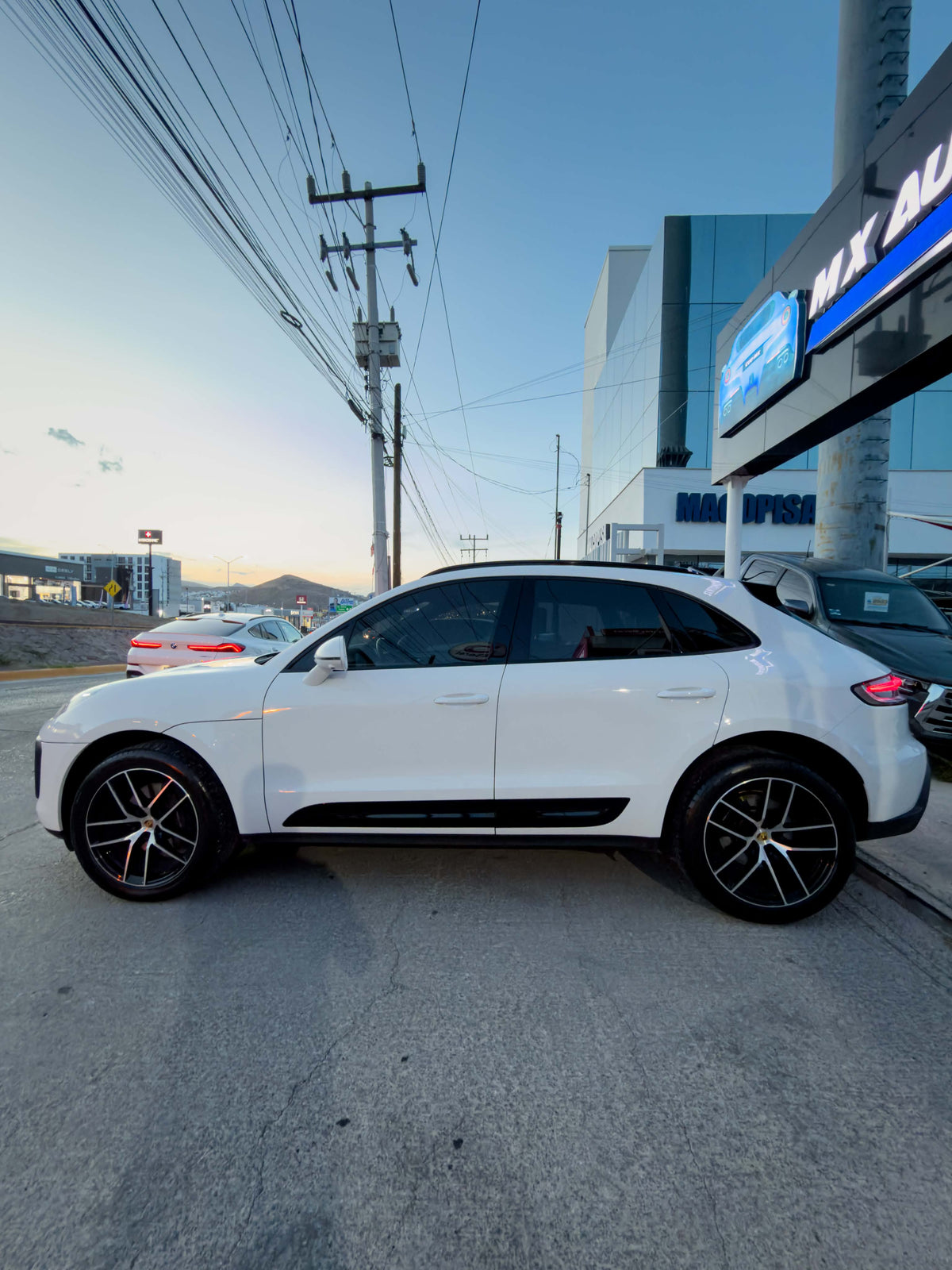 PORSCHE MACAN